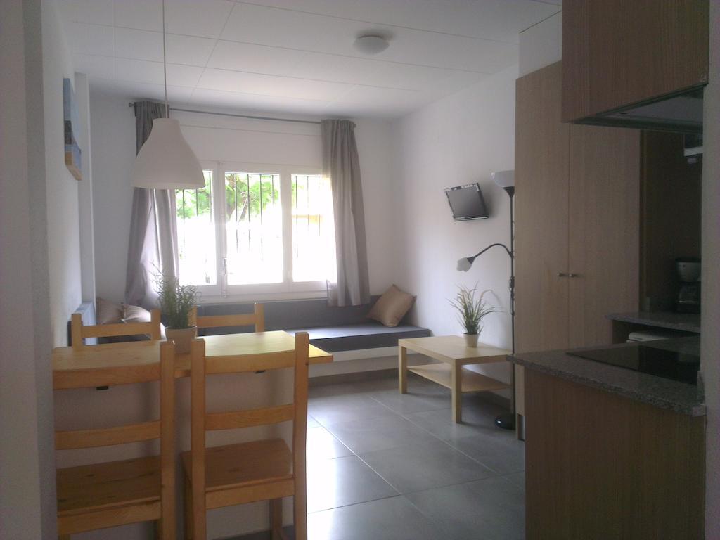 Apartaments La Riera Roses Bilik gambar